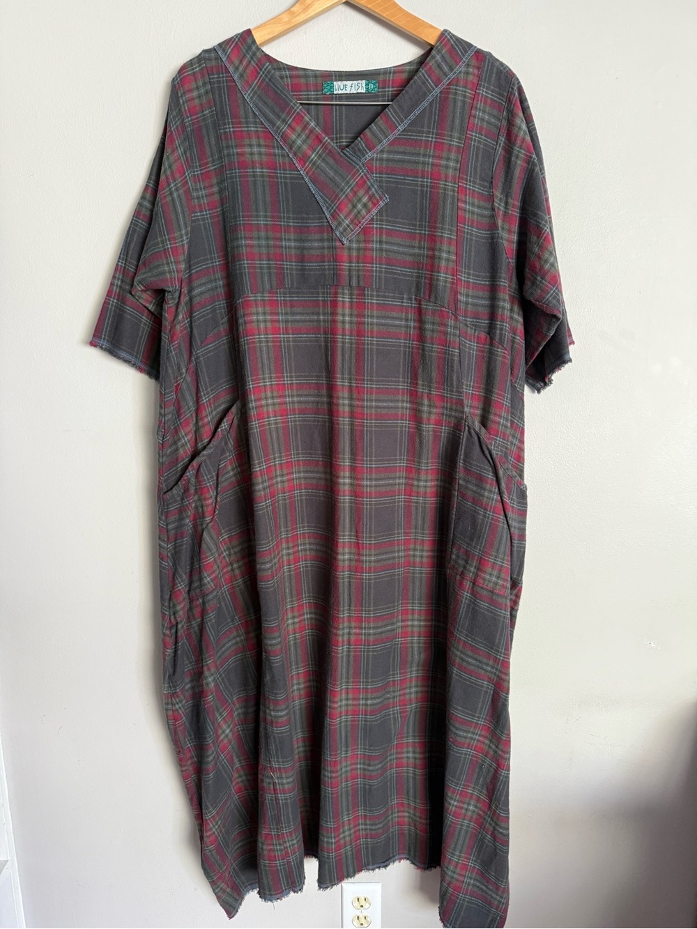 Blue Fish Women’s size 2 / XL Plaid V-Neck Midi Dress with Pockets